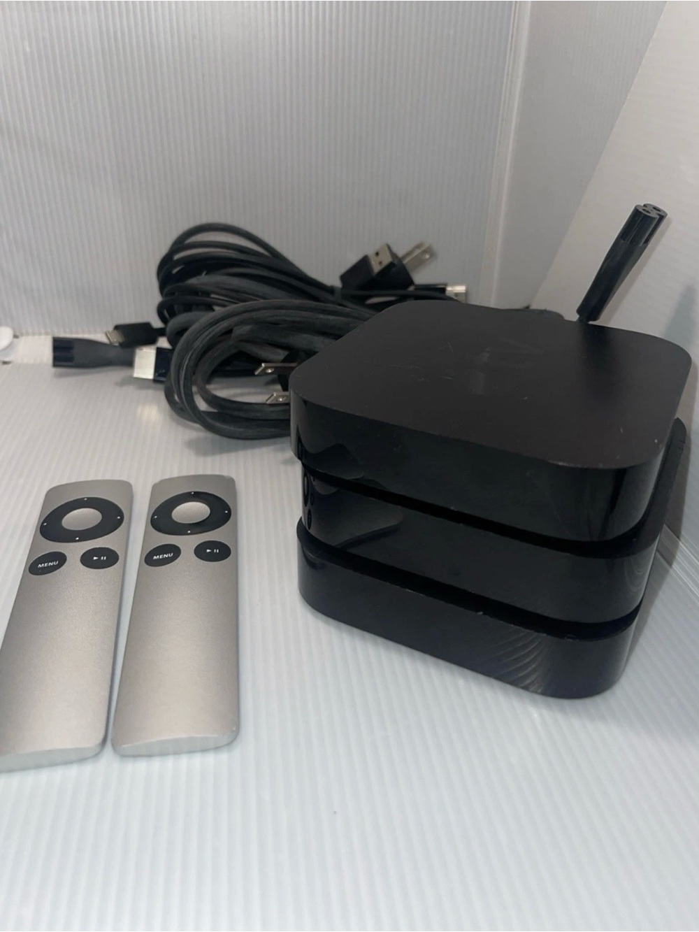 Apple TV Lot Of 3 Models A1378 & A1469 With Cords And 2 Remotes - Picture 5 of 5